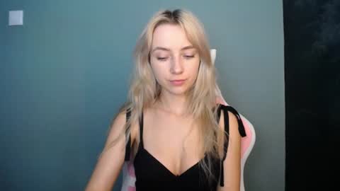 Snapshot of luciacam20 chatting on 06/22/26, 12:24 Lucy online show from 06/22/26, 12:24