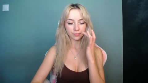 Snapshot of luciacam20 chatting on 06/23/26, 12:36 Lucy online show from 06/23/26, 12:36