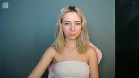 Snapshot of luciacam20 chatting on 07/07/26, 06:38 Lucy online show from 07/07/26, 06:38