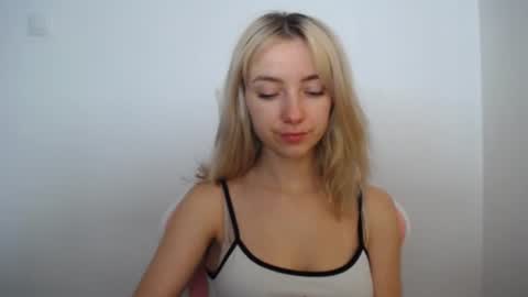 Snapshot of luciacam20 chatting on 07/18/26, 06:28 Lucy online show from 07/18/26, 06:28