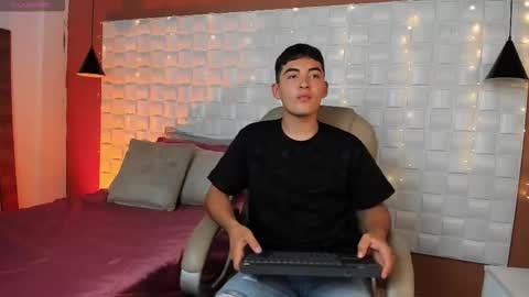 Snapshot of luciano_ciro chatting on 02/24/26, 03:04 Luciano online show from 02/24/26, 03:04