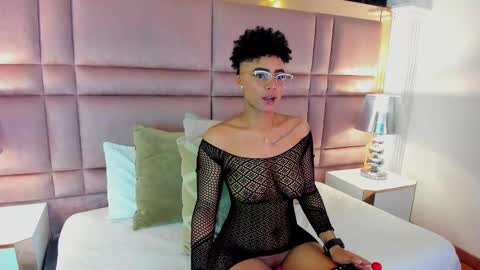  lucia wallace  online show from 09/21/25, 09:27