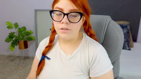 Snapshot of lucie_nicolls chatting on 12/21/24, 08:00 Lucie online show from 12/21/24, 08:00