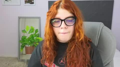 Snapshot of lucie_nicolls chatting on 01/07/25, 07:38 Lucie online show from 01/07/25, 07:38