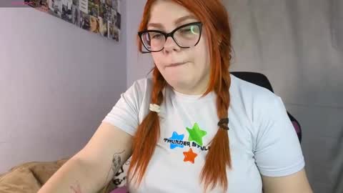 Snapshot of lucie_nicolls chatting on 02/26/25, 07:49 Lucie online show from 02/26/25, 07:49