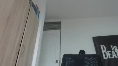 Snapshot of lucifferr_ chatting on 02/24/25, 01:21 leonel online show from 02/24/25, 01:21