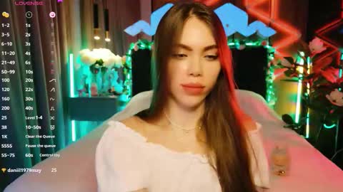 Snapshot of lucifiella chatting on 09/18/25, 06:10 MimiFors online show from 09/18/25, 06:10