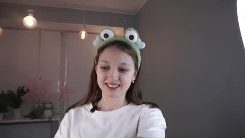 Snapshot of lucilacapinpin chatting on 12/18/25, 05:08 Mira online show from 12/18/25, 05:08