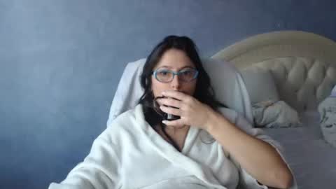 Snapshot of luckylinda23 chatting on 11/26/25, 10:49 luckylinda23 online show from 11/26/25, 10:49