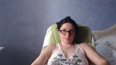 Snapshot of luckylinda23 chatting on 06/15/26, 10:39 luckylinda23 online show from 06/15/26, 10:39