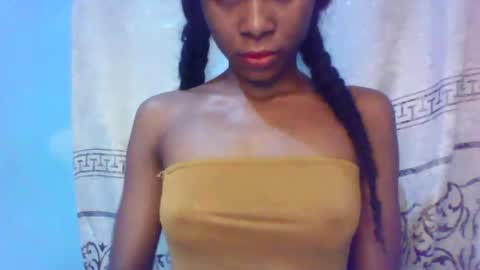 Snapshot of luckymadequeen chatting on 01/27/25, 04:20 Gloria online show from 01/27/25, 04:20