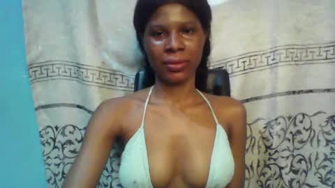 Snapshot of luckymadequeen chatting on 03/02/25, 06:16 Gloria online show from 03/02/25, 06:16