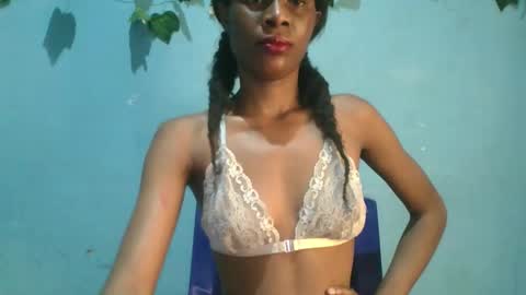 Snapshot of luckymadequeen chatting on 11/20/25, 04:56 Gloria online show from 11/20/25, 04:56