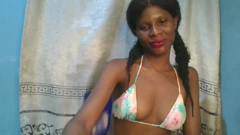 Snapshot of luckymadequeen chatting on 12/13/25, 10:48 Gloria online show from 12/13/25, 10:48