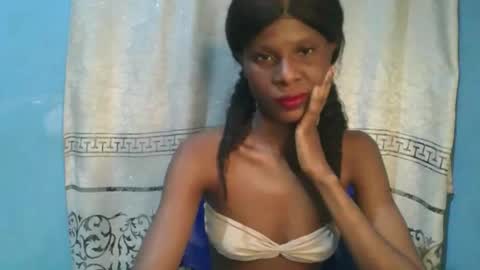 Snapshot of luckymadequeen chatting on 12/18/25, 02:06 Gloria online show from 12/18/25, 02:06