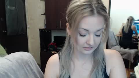 Snapshot of luckyshotgirl chatting on 12/12/24, 02:55 LuckyShot online show from 12/12/24, 02:55