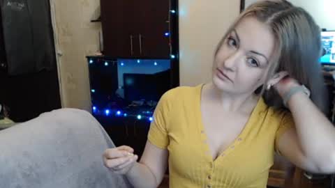 Snapshot of luckyshotgirl chatting on 12/17/24, 04:53 LuckyShot online show from 12/17/24, 04:53