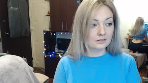 Snapshot of luckyshotgirl chatting on 12/21/24, 06:44 LuckyShot online show from 12/21/24, 06:44