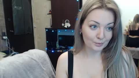 Snapshot of luckyshotgirl chatting on 12/26/24, 06:54 LuckyShot online show from 12/26/24, 06:54