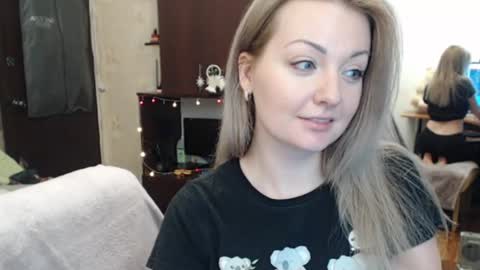 Snapshot of luckyshotgirl chatting on 01/02/25, 06:56 LuckyShot online show from 01/02/25, 06:56