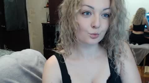 Snapshot of luckyshotgirl chatting on 01/15/25, 07:12 LuckyShot online show from 01/15/25, 07:12