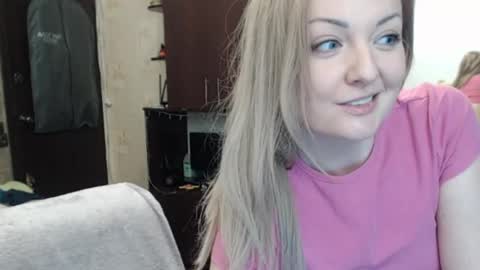 Snapshot of luckyshotgirl chatting on 01/21/25, 06:55 LuckyShot online show from 01/21/25, 06:55