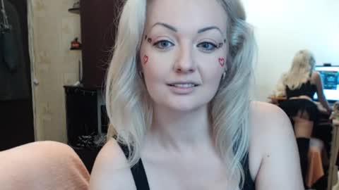 Snapshot of luckyshotgirl chatting on 10/31/25, 03:02 LuckyShot online show from 10/31/25, 03:02