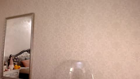 Snapshot of luckyymia chatting on 12/16/24, 06:27 Mia online show from 12/16/24, 06:27