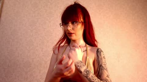 Snapshot of luckyymia chatting on 12/28/24, 06:18 Mia online show from 12/28/24, 06:18