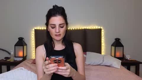 Snapshot of lucy1990xxx chatting on 10/19/25, 08:42 Lucy online show from 10/19/25, 08:42