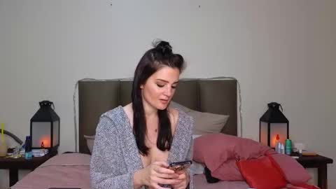 Snapshot of lucy1990xxx chatting on 10/22/25, 09:03 Lucy online show from 10/22/25, 09:03