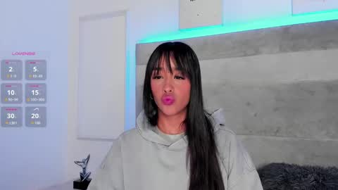 Snapshot of lucy_ev chatting on 11/20/25, 06:46 Lucy online show from 11/20/25, 06:46