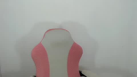 Snapshot of lucyseductive_ chatting on 04/13/26, 04:18 JIRVIE online show from 04/13/26, 04:18