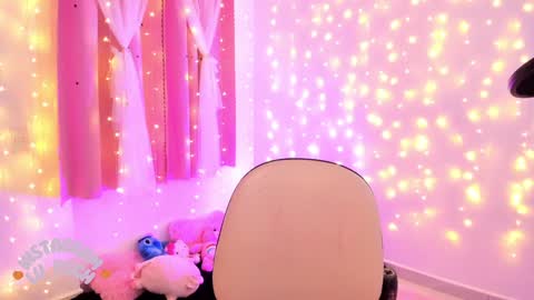 Snapshot of lucyy_peach chatting on 01/15/25, 03:00 LUCYY FROM HOME online show from 01/15/25, 03:00