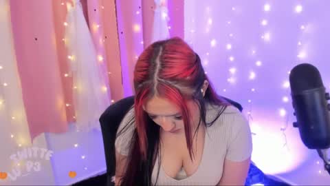 Snapshot of lucyy_peach chatting on 02/12/25, 02:35 LUCYY FROM HOME online show from 02/12/25, 02:35