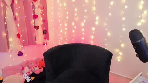 Snapshot of lucyy_peach chatting on 02/22/25, 10:42 LUCYY FROM HOME online show from 02/22/25, 10:42