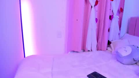 Snapshot of lucyy_peach chatting on 10/04/25, 02:42 LUCYY FROM HOME online show from 10/04/25, 02:42