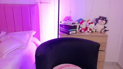 Snapshot of lucyy_peach chatting on 10/21/25, 01:50 LUCYY FROM HOME online show from 10/21/25, 01:50