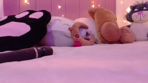 Snapshot of lucyy_peach chatting on 04/29/26, 01:43 LUCYY FROM HOME online show from 04/29/26, 01:43