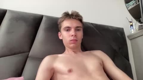 Snapshot of luis_7777 chatting on 10/15/25, 10:48 Luis online show from 10/15/25, 10:48