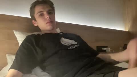 Snapshot of luis_7777 chatting on 11/15/25, 04:43 Luis online show from 11/15/25, 04:43