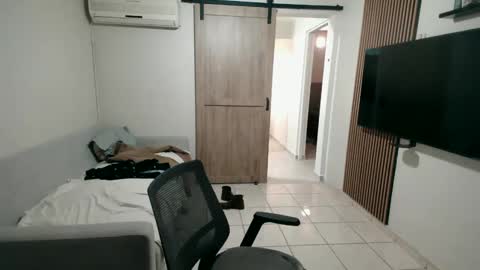 luis_flr online show from 10/01/25, 05:41