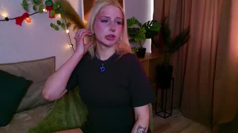 Snapshot of lumlue chatting on 03/13/26, 01:18 Nora online show from 03/13/26, 01:18