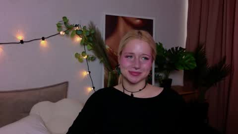 Snapshot of lumlue chatting on 03/18/26, 01:03 Nora online show from 03/18/26, 01:03