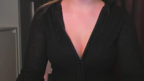 Snapshot of luna1vibe chatting on 12/19/25, 06:09 luna1vibe online show from 12/19/25, 06:09