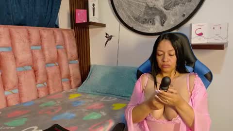 Snapshot of luna2155 chatting on 12/17/25, 10:54 Luna online show from 12/17/25, 10:54