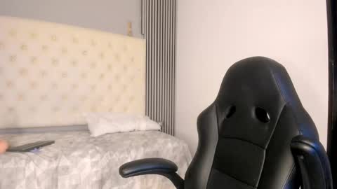 luna and banji online show from 12/19/25, 05:03