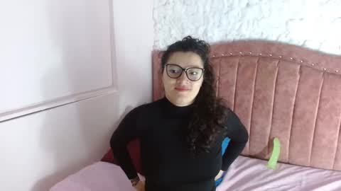 Snapshot of luna_azul_15 chatting on 01/25/25, 01:30 dalia online show from 01/25/25, 01:30