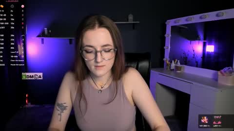 luna_berryy online show from 03/11/25, 09:26