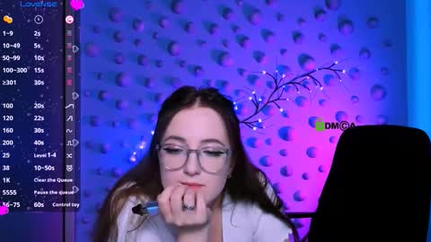 luna_berryy online show from 12/19/25, 08:38